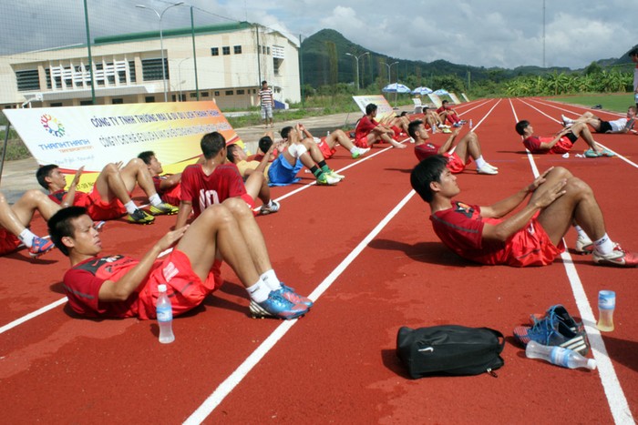 Sau bài tập chạy, các tuyển thủ thả lỏng, căng cơ trên đường piste...